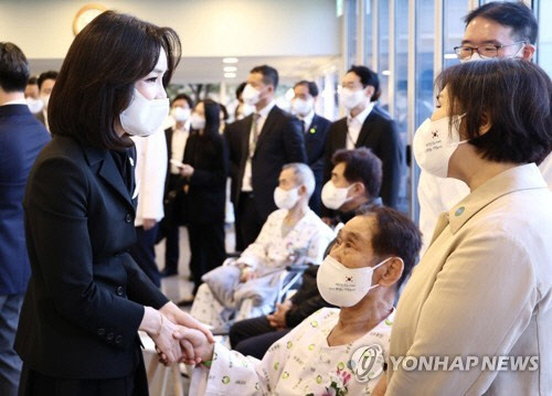 김건희 여사가 6일 서울 강동구 중앙보훈병원을 방문해 입원 치료 중인 국가유공자들을 위로하고 있다. <대통령실 제공, 연합뉴스>
